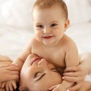 Conheça as opções de reprodução assistida para casais de mulheres, como inseminação, FIV e método ROPA, com segurança e acolhimento.